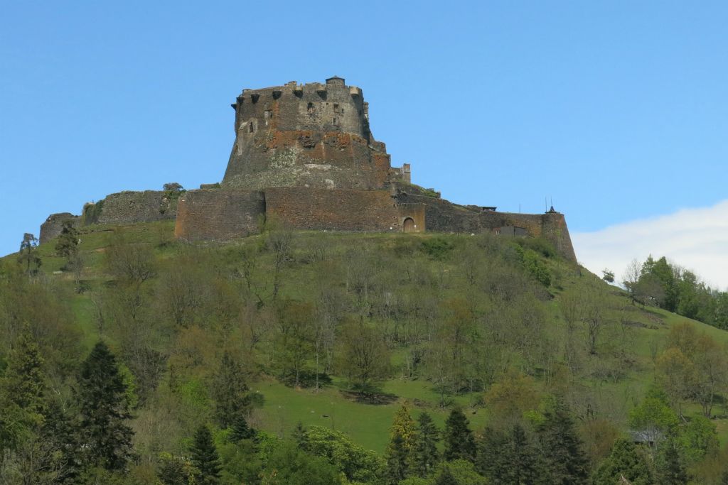 Le château du 13ème siècle de Murol, sur son promontoire basaltique